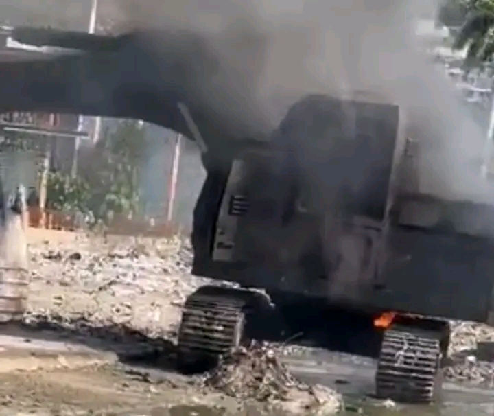 Une pelle excavatrice de la PNH incendiée par des bandits